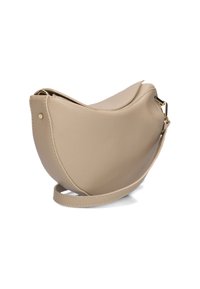 Beige leren handtas met een gebogen vorm, platte bovenkant en een afneembare riem. Bevat gouden hardware en een zachte textuur.