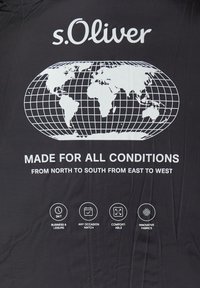Czarna tkanina z białym nadrukiem przedstawiającym mapę świata, nazwę marki "s.Oliver" oraz hasła dotyczące wszechstronności i komfortu.