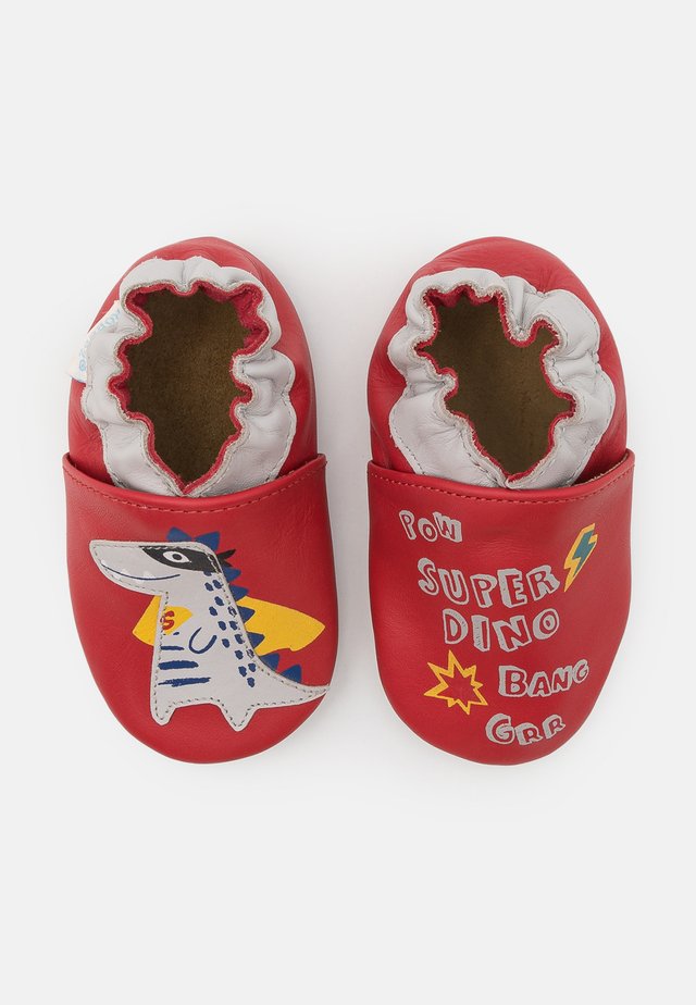POWERFULL DINO - Chaussons pour bébé - rouge