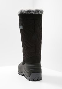 Zwarte winterlaars met een bovenwerk van gequilt stof, faux fur boord, rubberen zool en een gestructureerd patroon met een robuust ontwerp.