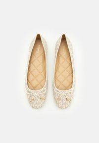 Beige Ballerinas mit einem gesteppten Fußbett, ausgestattet mit einem Logomuster, einer Schleifendetail und goldfarbenen Akzenten. Glatter Stoffaußenbereich.