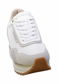 Sneaker bianca con parte superiore in rete, dettagli in suede, lacci piatti e suola in gomma con design a strati e tallone color gomma.