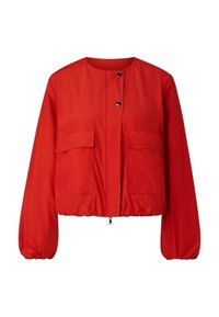 Rød kort jakke lavet af letvægtsmateriale med rund halsudskæring, to forlommer og elastiske ærmekanter. Knappelukning som detalje.