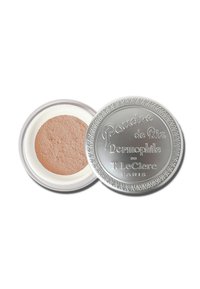 Polvere libera in un contenitore argentato con embossing. Il coperchio interno è bianco, mentre la polvere è di una tonalità beige chiaro con una consistenza fine.