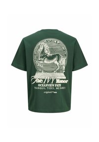 Σκούρο πράσινο T-shirt με μεγάλο λευκό σχέδιο αγάλματος αλόγου και κείμενο για το The Ivy Manor, Oceanview Path, Tranquil Tides, ME.