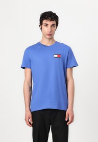 Tommy Jeans SLIM ESSENTIAL FLAG TEE - Camiseta estampada - tempo blue