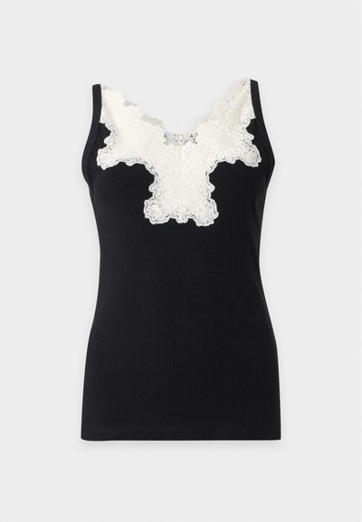 Haut noir sans manches côtelé avec larges bretelles et détail en dentelle florale blanche autour du décolleté et du haut de la poitrine.