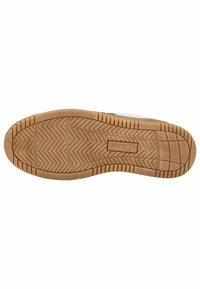 Podešev ze syntetické gumy s rybí kostí, hnědé barvy a plochým designem. Logotyp odražený poblíž oblasti paty. Hladký povrch.
