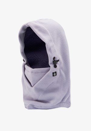 Cuello de forro polar en un suave color púrpura claro, con una textura blanda, ajuste regulable y un parche con logo. Diseñado para brindar calidez y cobertura.