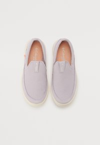 Levendula slip-on cipők sima vászon anyagból, fehér gumi talppal és texturált belső talppal, amely finom rácsos mintával rendelkezik.