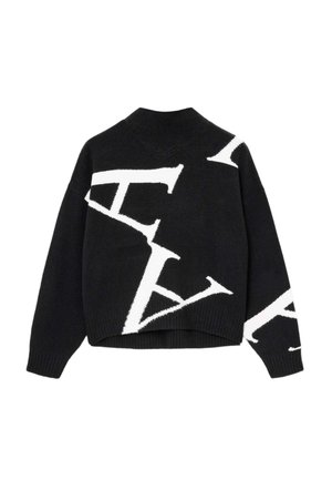 Suéter negro de punto con grandes letras blancas en un patrón audaz, diseño de escote en V y puños y dobladillo acanalados para mayor textura.