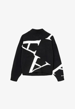 Suéter negro de punto con grandes letras blancas en un patrón audaz, diseño de escote en V y puños y dobladillo acanalados para mayor textura.