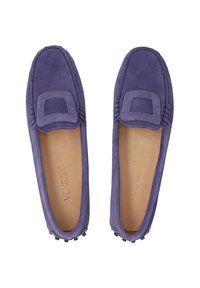 Lila Wildlederloafer mit einem quadratischen Akzent an der Oberseite, genähten Details und einer glatten Lederinnensohle mit kleiner Hardware an der Ferse.