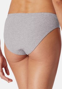 Helle graue Baumwollunterhose mit gerippter Textur, niedriger Passform und nahtlosen Kanten. Bietet einen minimalistischen Stil und ein weiches Finish.