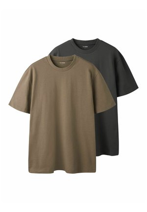 Twee effen shirts met ronde hals en korte mouwen, één olijfgroen aan de voorkant en één donkergrijs aan de achterkant, weergegeven op een witte achtergrond.