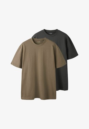 Zwei einfarbige Kurzarm-T-Shirts mit Rundhalsausschnitt, eines olivgrün vorne und eines dunkelgrau hinten, auf weißem Hintergrund dargestellt.