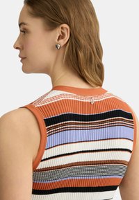 Multikleurig geribbeld mouwloos topje met strepen in oranje, zwart, lavendel en wit; de achterkant heeft een kleine knoop en een plisse-textuur.