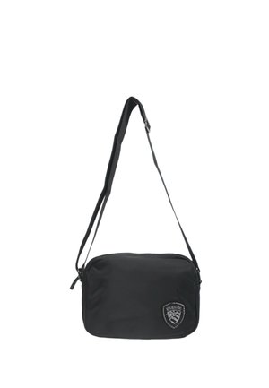 Borsa a spalla nera in nylon con forma piatta, chiusura a zip, tracolla regolabile e logo a scudo sulla parte frontale. Texture liscia.
