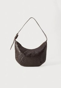Sac à bandoulière en cuir marron tressé avec une silhouette incurvée, doté d'une seule sangle et d'une surface texturée. Aucun élément métallique ou accent visible.