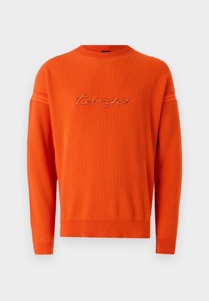 Orange striktrøje med ribbet tekstur, rund halsudskæring og broderet logo-detail. Har lange ærmer og en afslappet pasform.