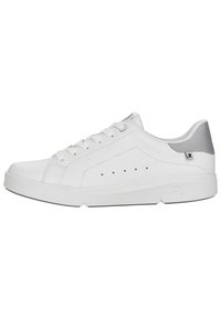 Białe skórzane sneakersy z okrągłym noskiem, sznurowaną przednią częścią, subtelnymi detalami perforacji oraz szarymi tekstylnymi akcentami na pięcie i języku.