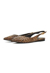 Leopardikuosi slingback-lasit, joissa on terävä kärki, sileä nahkamateriaali ja musta pohja kultasävyisellä solkidetaljalla.