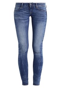 Jeans ajustados en denim azul medio, con un clásico diseño de cinco bolsillos, áreas desgastadas y detalles de costura mínimos en los bolsillos.