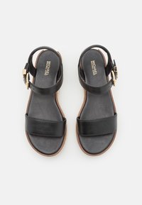 Černé sandály s elegantním designem, které mají dvojité popruhy a přezku, s módním logem Michael Kors. Ideální pro letní nošení.