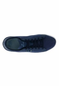 Mornarsko modra športna čevlja z teksturiranim zgornjim delom iz blaga, okroglo konico, vezalkami in belim gumijastim podplatom. Ima subtilne poudarne črte.