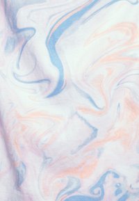 Nærbillede af blød stof med et spiralmønster i pastel pink, blå og hvide nuancer med en glat tekstur. Ingen bemærkelsesværdige hardware.