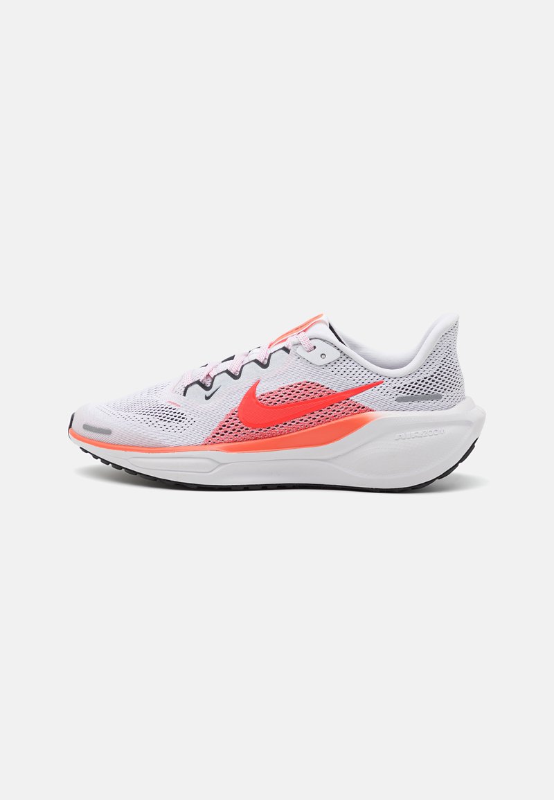 Baskets de course blanches avec une tige en mesh, accents corail lumineux et semelle extérieure noire. Elles disposent d'un intermédiaire rembourré et de lacets pour un maintien sécurisé.