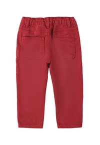 Rode katoenen broek met een elastische tailleband, voorzien van twee achterzakken en een gladde textuur. Rechtafstaande pasvorm, zonder zichtbare sluitingen.