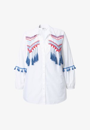 Chemise blanche à boutons avec des motifs brodés rouges et bleus sur le devant et des franges bleues aux manches et à l'ourlet. Manches longues.