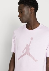 Jordan JUMPMAN CREW - T-shirt estampada - doll/plum fog