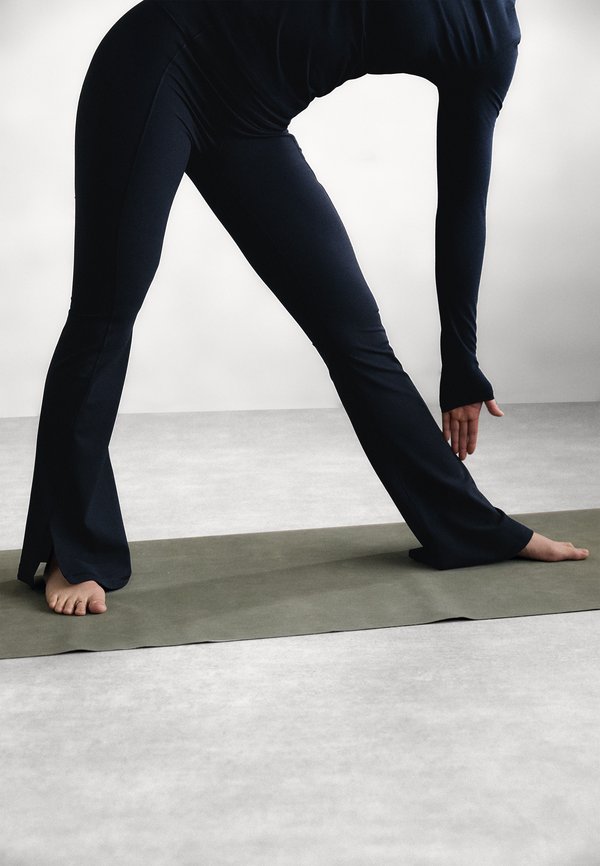 SUPER SOFT FLARE YOGA TROUSERS - Jogginghose
