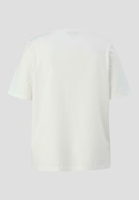 Camiseta de algodón blanca con cuello redondo y mangas cortas. Textura suave, corte relajado y parte trasera lisa sin patrones ni detalles.