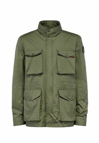 Oliwkowa kurtka z wysokim kołnierzem, czterema przednimi kieszeniami i zapięciem na guziki. Wykonana z gładkiego, lekkiego materiału o eleganckim kroju.