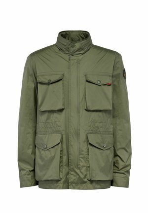 Oliwkowa kurtka z wysokim kołnierzem, czterema przednimi kieszeniami i zapięciem na guziki. Wykonana z gładkiego, lekkiego materiału o eleganckim kroju.