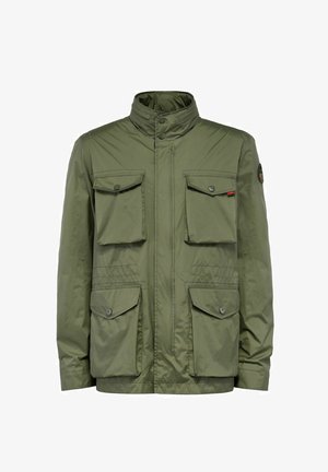 Oliwkowa kurtka z wysokim kołnierzem, czterema przednimi kieszeniami i zapięciem na guziki. Wykonana z gładkiego, lekkiego materiału o eleganckim kroju.