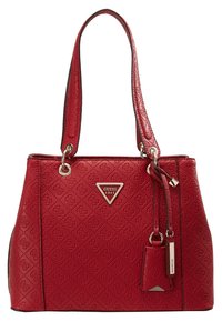 Rode synthetische handtas met een gewatteerde textuur, dubbele schouderbanden, zilveren hardware en een driehoekig logo-accent. Ritssluiting, afneembare tag.