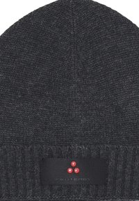 Berretto a maglia grigio con risvolto a coste e una fascia nera con tre punti rossi. Texture morbida, design semplice e forma aderente.