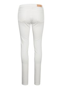 Slim-fit vita jeans i bomullsmix, med en enkel design, femfickorsstruktur och en läderlogotyp på midjebandet.