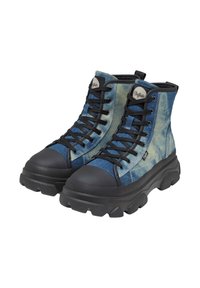 Stivali alti in denim con suole in gomma nera, tessuto testurizzato blu chiaro e scuro, e lacci neri. Presentano un logo sulla linguetta e sul lato.