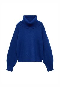 Niebieski wełniany sweter z golfem, z długimi rękawami, prążkowanymi mankietami, dołem i kołnierzem, wyeksponowany na białym tle.