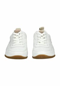 Sneaker bianchi con lacci realizzati in morbida pelle, punta arrotondata, suola in gomma marrone con texture e dettagli di cucitura discreti sulla tomaia.