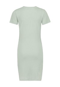 Hellgrünes geripptes Kleid mit kurzen Ärmeln und figurbetonter Silhouette, das einen runden Ausschnitt und einen strukturierten Stoff aufweist.