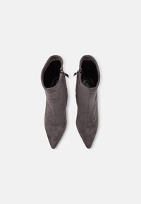 Szare sznurowane botki zamszowe z zaostrzonymi noskami i akcentami na suwakach, o gładkiej fakturze. Posiadają pionowe szwy dla dodatkowego efektu.