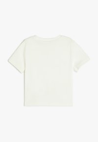 Hvid ribbet kortærmet t-shirt med rund halsudskæring. Stoffet ser blødt ud, med en let tekstureret overflade og en standard pasform.