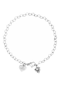 Silberne Kettenarmband mit herzförmigen Gliedern, verziert mit einem Metalletikett in Herzform und einem funkelnden Herzanhänger.