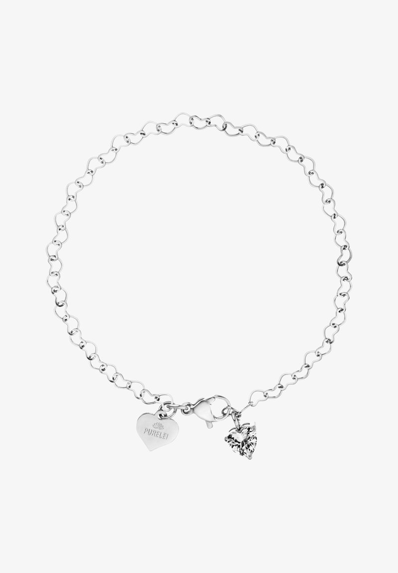 Silberne Kettenarmband mit herzförmigen Gliedern, verziert mit einem Metalletikett in Herzform und einem funkelnden Herzanhänger.